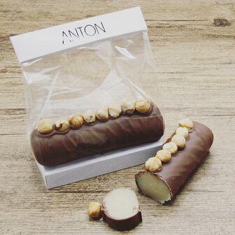 Chocolatier Anton Marsepein met chocolade