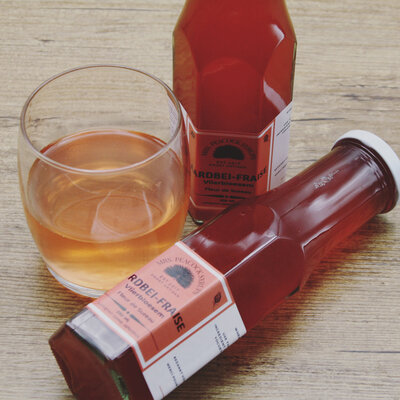 Mrs. Peacock Syrups Aardbei-vlierbloesem siroop (25cl) Mrs. Peacock Syrups Aardbei-vlierbloesem siroop (25cl)