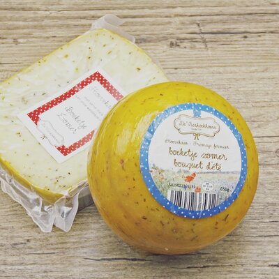 De Vierhoekhoeve Hoevekaas Boeketje zomer (bolletje van 650g)
