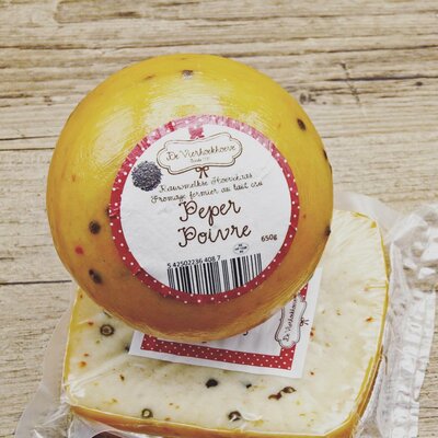 De Vierhoekhoeve Hoevekaas met peper (bolletje van 650g)