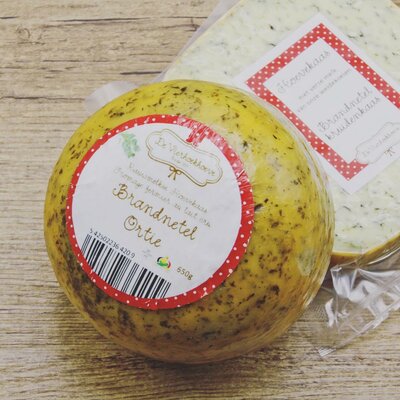 De Vierhoekhoeve Hoevekaas met brandnetel (bolletje van 650g)