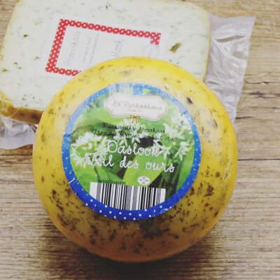De Vierhoekhoeve Hoevekaas met daslook (bolletje van 650g)