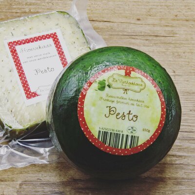 De Vierhoekhoeve Hoevekaas met pesto (bolletje van 650g)